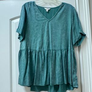 Ladies Green, V-neck, short sleeve blouse by Terra & sky. Size 14W.